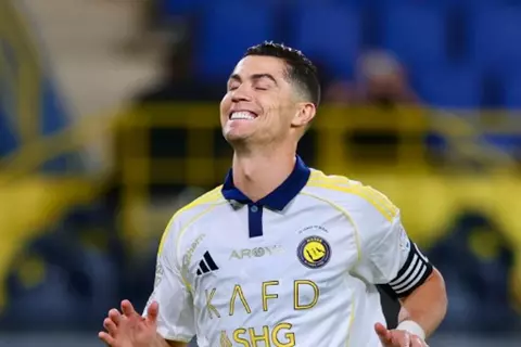   تعليق ساخر من رونالدو بعد فوز النصر على الخليج